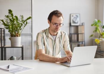 Hombre trabajando con un computador