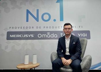 Hyman Chen, country manager de tp link en colombia, foto de un hombre sentado con la marca detrás