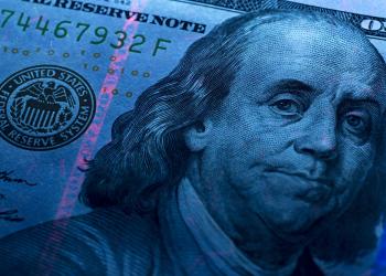 Imagen de un dólar con luz azul por encima