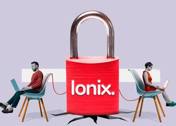 Foto de dos siluetas sentadas a el lado derecho e izquierdo de un candado