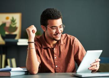Jóven mirando una tablet de forma intrigante