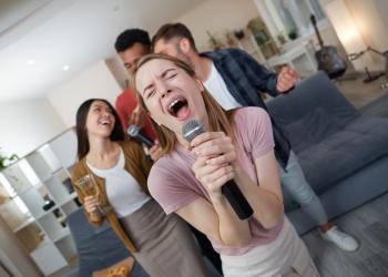 Karaoke, varias personas cantando frente a un televisor