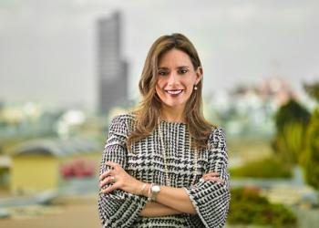Texto de entrevista con foto de una mujer al costado derecho