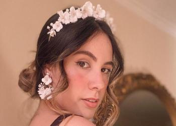 Maria Alejandra Parra, emprendedora dueña de Cafuné, usando una Cafuné