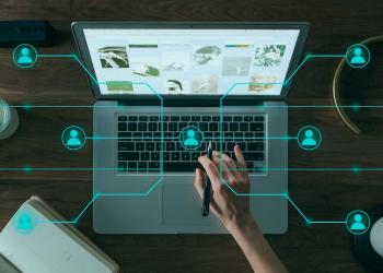 computadora con enlaces que hacen referencia a tendencias tecnológicas