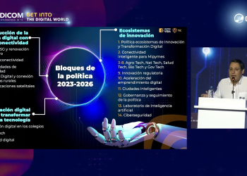 Foto del ministro hablando