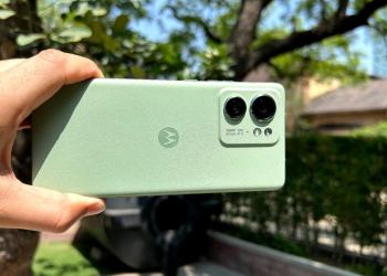 Fotografía de una persona con un celular en la mano