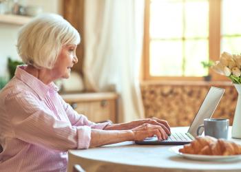 mujer adulta con pelo blanco mirando el pc