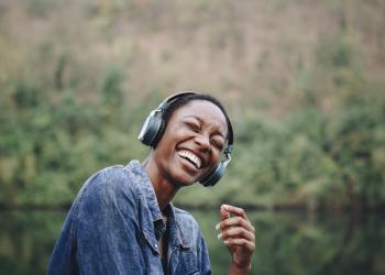 Mujer escuchando música
