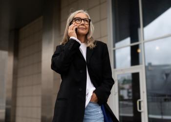 Mujer hablando por teléfono celular