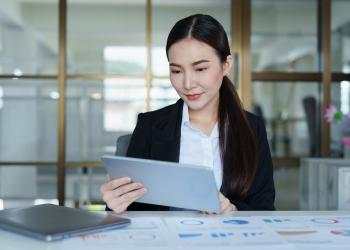 Mujer mirando una tablet en una oficina