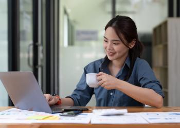 Foto de una mujer mirando un documento sobre unn escritorio