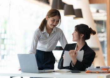 Mujeres hablando en un escritorio