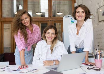 Foto de mujeres mirando la cámara