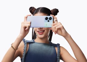 Foto de mujer tomando fotografía con celular Redmi Note 13