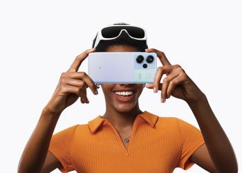 Foto de mujer tomando fotografía con celular Redmi Note 13