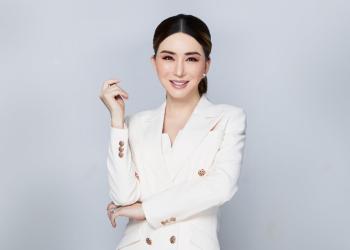 Foto de una mujer japonesa con balzer blanco