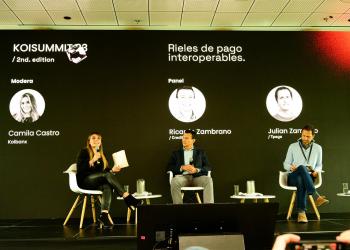 Tres personas hablando sobre una tarima