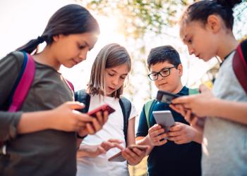 Niños revisando sus redes sociales