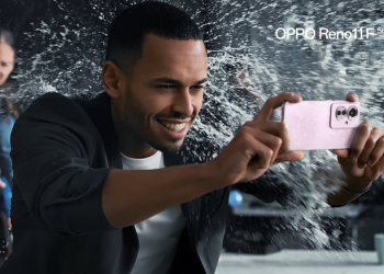 Foto de una persona utilizando un celular con una bomba de agua estallando en su cabeza