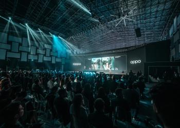 Foto de un evento de estreno con luces claras en un ambiente oscuro