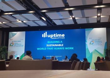 Foto de tres personas hablando en una conferencia 