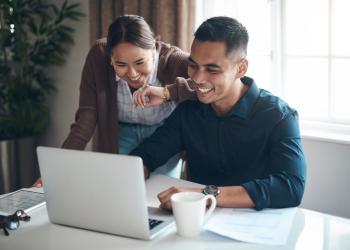 Pareja feliz viendo el Pc