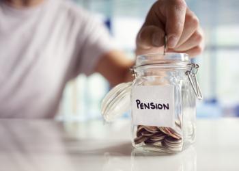 Imagen de una persona ahorrando en una alcancia 