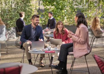 Foto de personas reunidas al aire libre