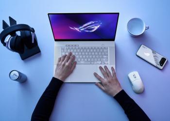 Plano senital de una persona escribiendo en un computador