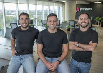Fotografía de tres personas mirando la cámara