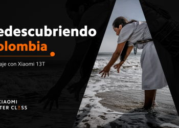 Persona recolectando agua en el mar