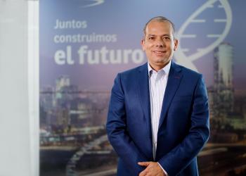 Hombre blanco con camiseta y blazer azul mirando a la cámara bla