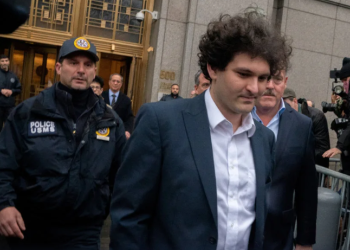 Hombre caminando por fuera de un capitolio con la cabeza gacha
