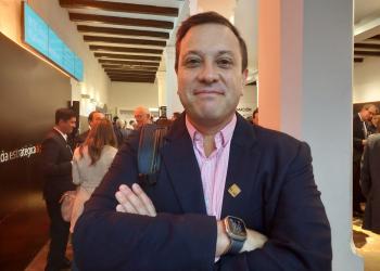 Foto de un hombre con los brazos cruzados mirando hacía la cámara