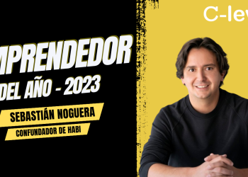 Fotografía de un hombre vestido de negro con un fondo amarillo