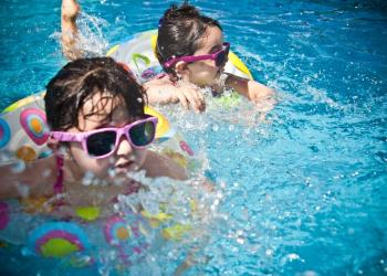 foto de dos niñas nadando en una piscina