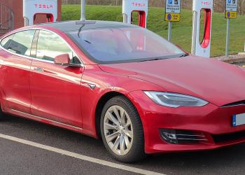 Foto de carro Tesla rojo