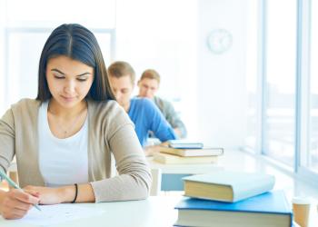 Foto de una mujer estudiando