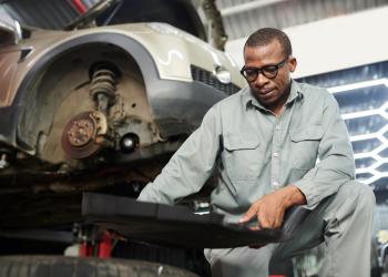 Trabajador de mazda mirando una tablet