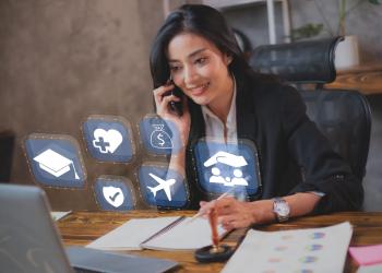 Trabajadora al frente de un computador