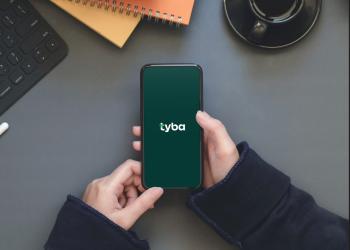 foto de una persona tomando un celular donde aparece la palabra tyba