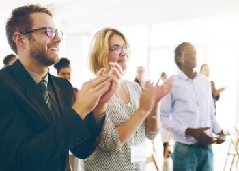Un grupo de hombres y mujeres aplaudiendo