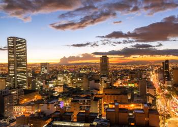 Una foto genérica de Bogotá con una puesta de sol