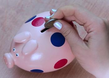 Una persona ahorrando dinero en una alcancia