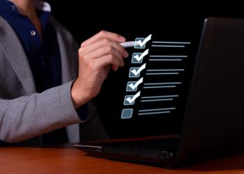Foto de verificación de datos con lista de chequeo