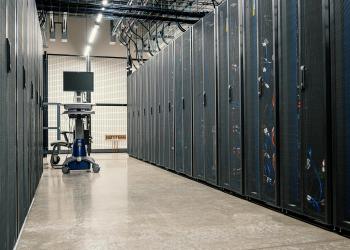 Fotografía de un centro de datos con computadores grises
