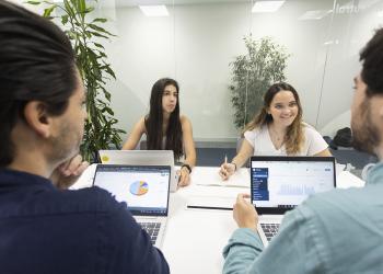 Varias personas reunidas en una sala