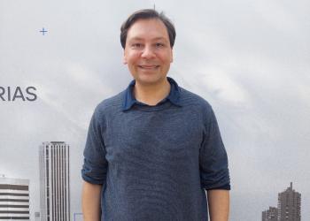 Foto de una persona sonriendo a la cámara