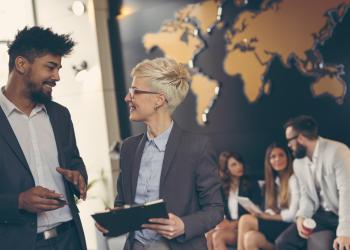 Fotografía de personas trabajando en un espacio cerrado